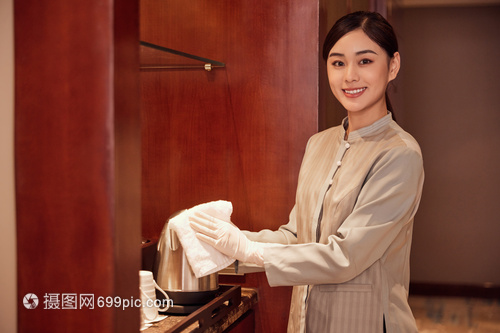 客房服務清潔茶具的保潔服務人員